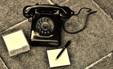 Ein altes Telefon mit Notizzettel